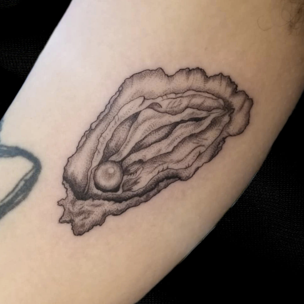 oyster yoni tattoo by Lydia Pitts